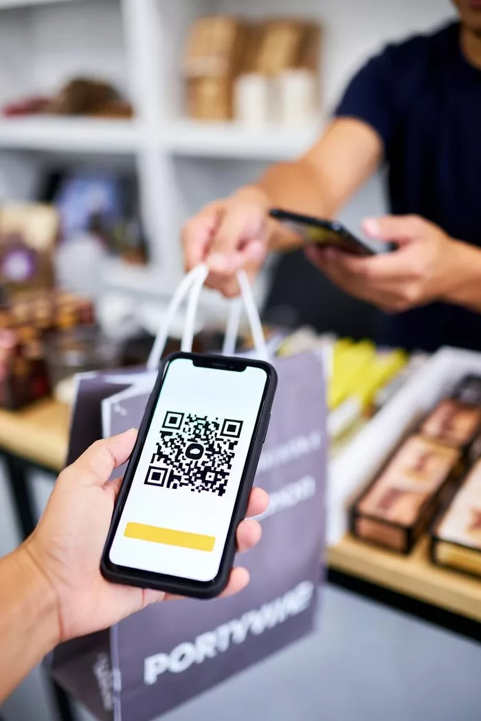 Cliente resgatando desconto com QR Code na loja